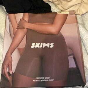 Skims 🤎mid waist short seamless sculpt